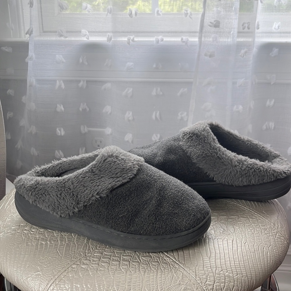 Easy Spirit Grey Fuzzy Slippers, Size 8-9 fits like 8.5